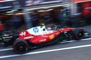 La clasificación en Mónaco es crucial, donde adelantar es casi imposible. Ferrari lidera, pero la clave estará en optimizar el rendimiento del compuesto C5. Foto: REUTERS / Manon Cruz.
