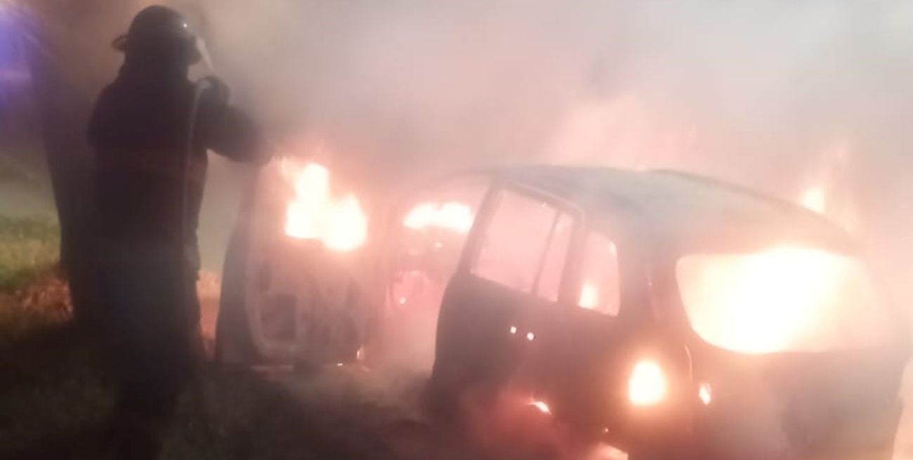 Incendio de magnitud destruyó un automóvil estacionado en la vía pública
