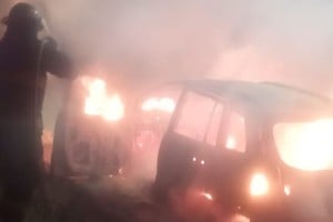 El momento en que los bomberos luchan contra las llamas. Foto: Gentileza