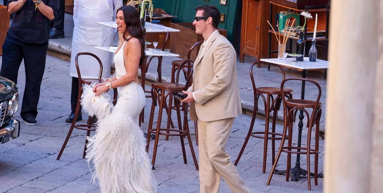 El impactante vestido de plumas de Dua Lipa en su boda con Callum Turner en Sicilia