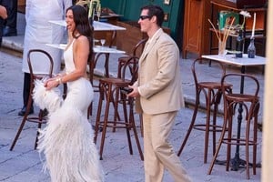 Para la primera noche de festejos en la capital siciliana, Dua Lipa optó por apartarse de los cánones matrimoniales clásicos. 