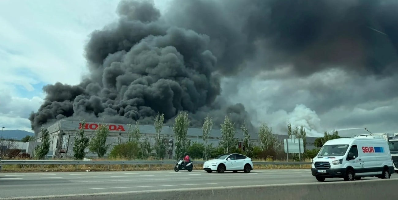 Se incendió la planta de Honda en España: 27 dotaciones de bomberos combatieron las llamas