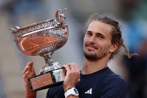 El alemán superó al italiano tras un intenso duelo de cinco sets en Roland Garros, cerrando su cuarta final con un triunfo que lo acerca al top del ranking ATP. Foto: REUTERS / Stephane Mahe.