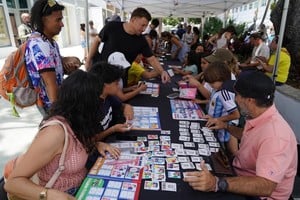 Chicos y grandes atraídos por las figuritas y yendo "al canje" para tratar de llenar el álbum. Todo esto, en Lincoln Road, en el corazón de Miami