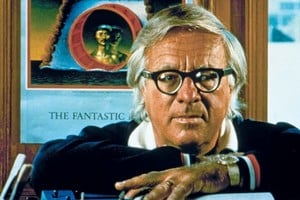 Ray Bradbury (1920-2012), fue un escritor estadounidense del género fantástico, terror y ciencia ficción. Principalmente conocido por obras como "Crónicas marcianas" (1950), "El hombre ilustrado" (1951) y la novela distópica "Fahrenheit 451" (1953). También por "La feria de las tinieblas" (1962), "Las maquinarias de la alegría" (1966) y "Fantasmas de lo nuevo" (1969), entre tantas otras. Se consideraba a sí mismo "un narrador de cuentos con propósitos morales".