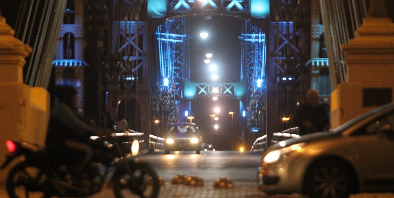 Arranca el recambio de luces en el Puente Colgante y habrá cortes diarios