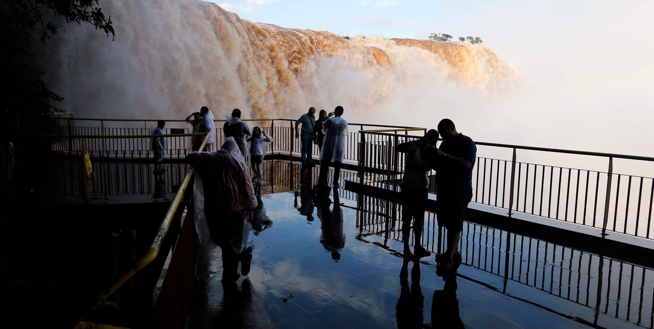 Cataratas del Iguazú: un turista se lanzó al agua para recuperar su celular
