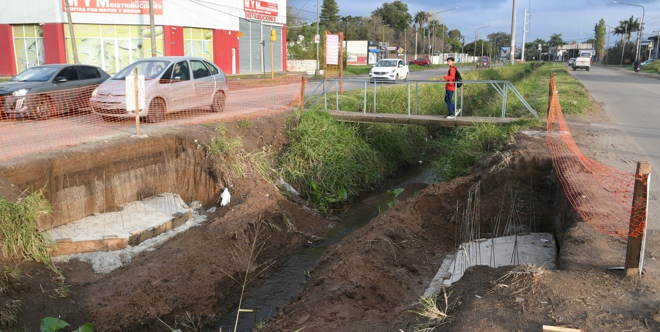 Comenzó la construcción de los nuevos puentes peatonales sobre Aristóbulo del Valle de Santa Fe