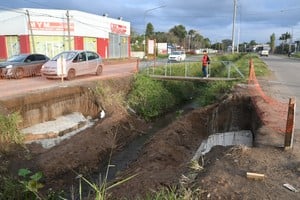 Con las fundaciones en marcha, avanzan los nuevos cruces seguros en el norte de la ciudad y se retirarán los viejos y precarios puentes. Foto: Manuel Fabatía