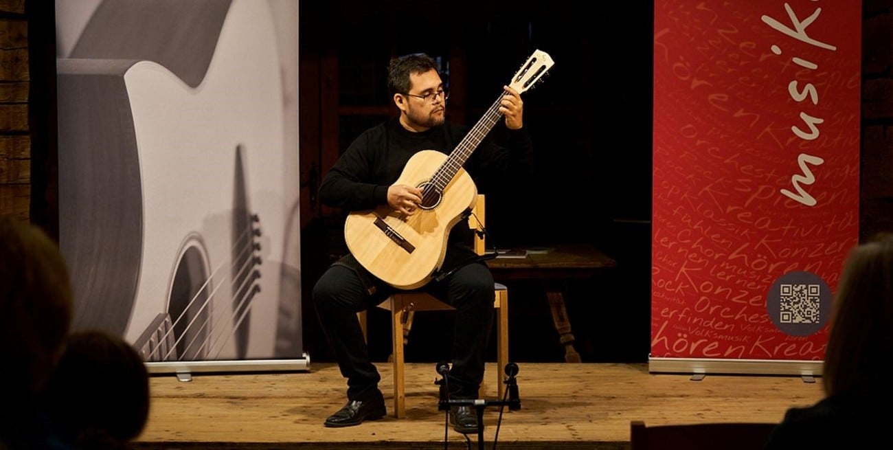 Un guitarrista santafesino emocionó en Austria con una zamba de su autoría
