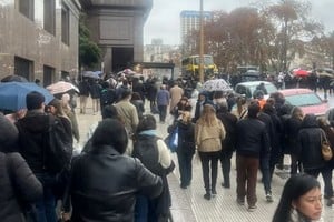 Evacuaron el Ministerio de Economía de la Nación por una amenaza de bomba.