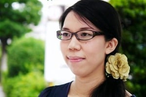 Hiroko Oyamada, 42 años. Autora japonesa varias veces galardonada y reconocida dese sus inicios. Es originaria y vive con su familia en una ciudad que es todo un símbolo de la resiliencia de Japón en sí misma: Hiroshima.