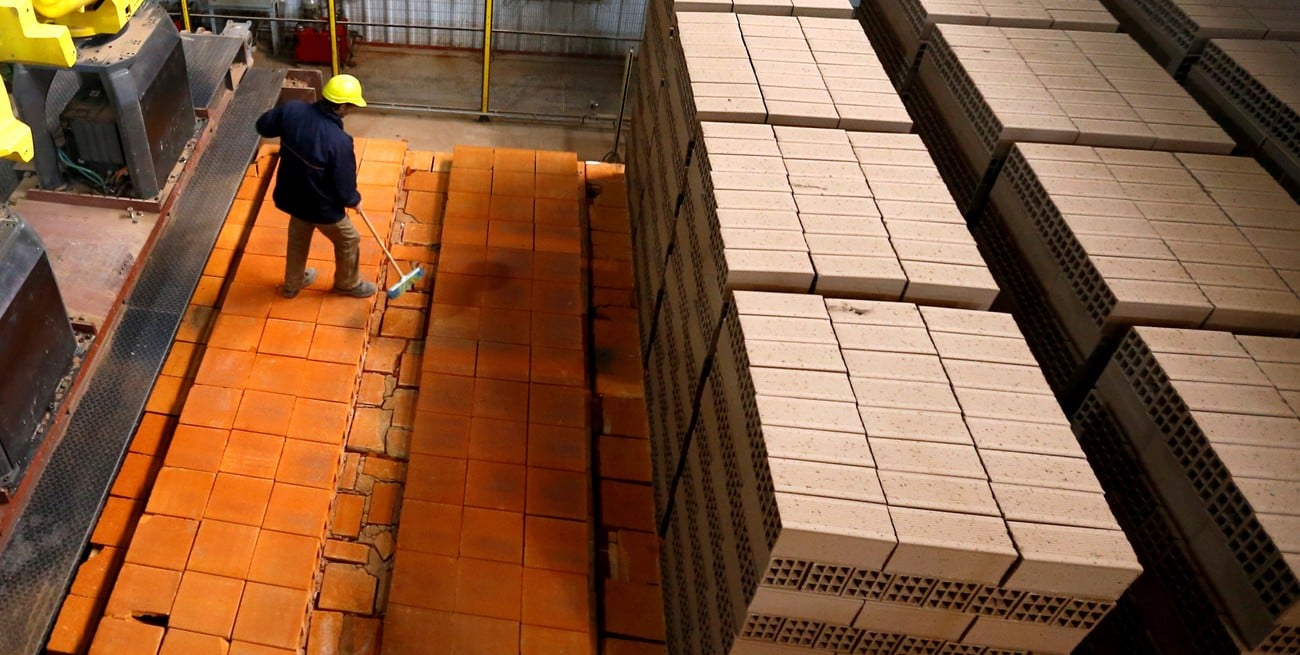 El rebote duró un mes: abril devolvió a la industria y construcción a terreno negativo