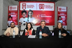 Las autoridades de la Fundación Centro, durante el acto de presentación. Foto: Manuel Fabatía