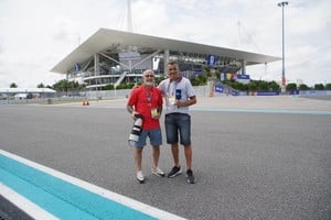 Fernando Nicola y Enrique Cruz, con el Hard Rock de fondo y la pista que circunda el estadio y en el que se corre el Gran Premio de Fórmula 1 de Miami. Ambos, enviados de El Litoral, ya con la acreditación oficial de Fifa.