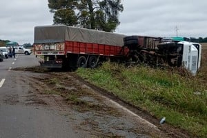 El camión terminó volcando pero el chofer resultó ileso. Foto: Gentileza