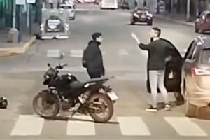 El automovilista descendió para discutir y dejó su vehículo sin el freno de mano colocado.