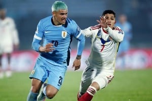 Maximiliano Araújo intenta avanzar con Uruguay ante la marca de Jefferson Savarino, durante el duelo frente a Venezuela.