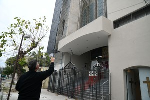 Avanza la refacción de la fachada del templo religioso ubicado en Sarmiento al 3900 gracias a la colaboración de la comunidad. Foto: Manuel Fabatía