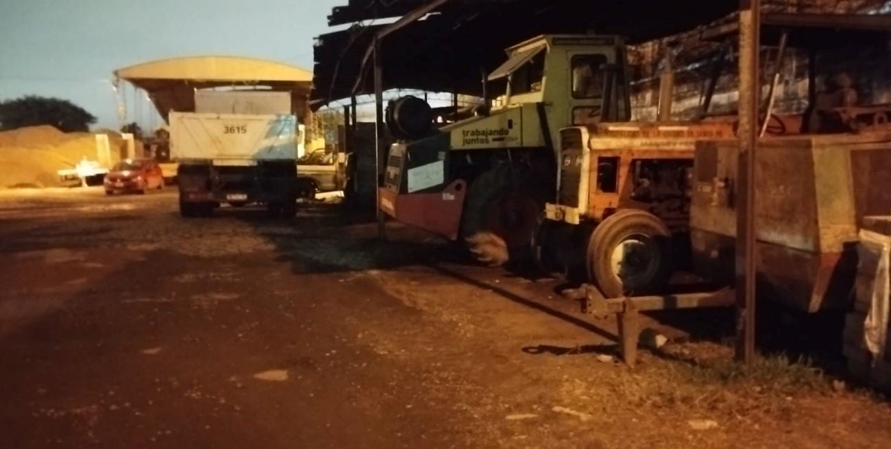 Robaron dos baterías de un camión dentro de la maestranza municipal