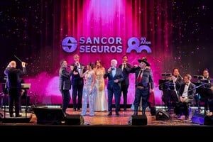 El maestro Tomás Mayer Wolf y su orquesta, junto a Jorge Rojas, Eugenia Quevedo, Raúl Lavié, y el Chaqueño Palavecino en el escenario del Teatro Colón.