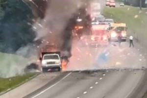 La pirotecnia comenzó a detonar y a salir disparada desde el camión incendiado.