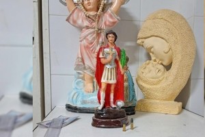 Las balas fueron colocadas al pie de una imagen de San Expedito. Foto: Gentileza
