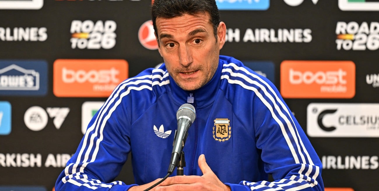 Scaloni expresó su enojo con un diario español por una información sobre Messi