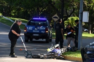 Accidente entre una moto y un camión en 27 de Febrero y Juan de Garay. Foto: Manuel Fabatía
