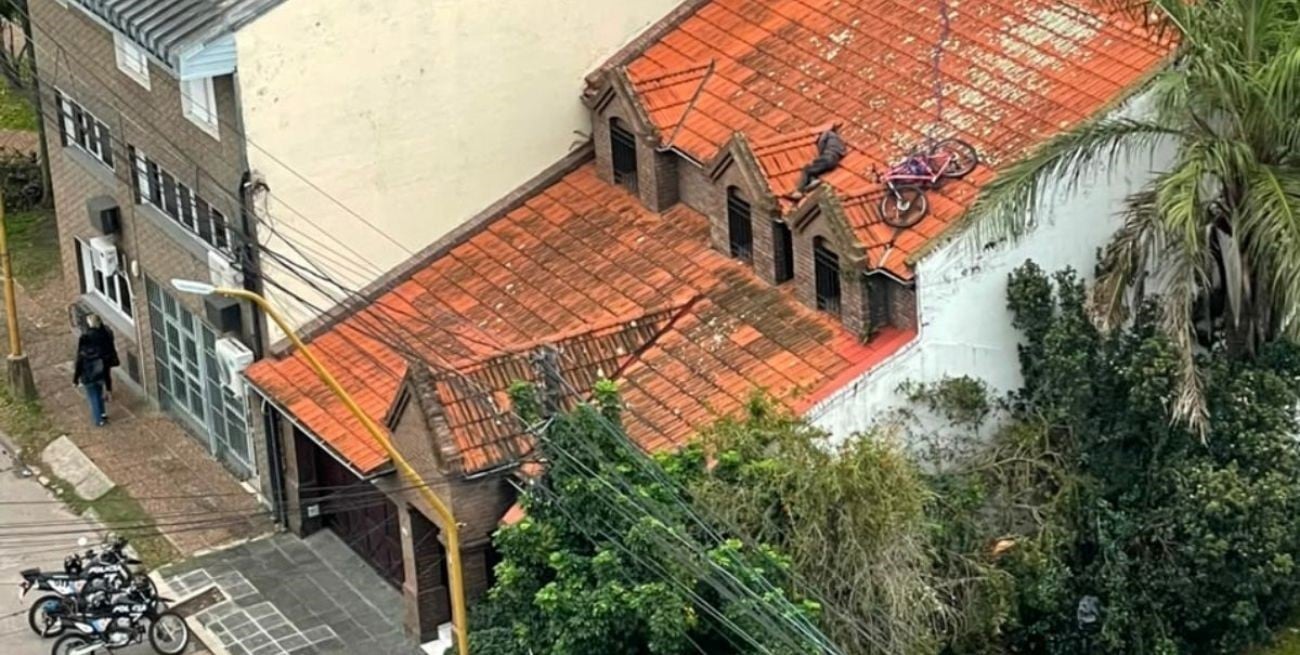Robó una bicicleta, escapó y lo atrapan dormido en el techo de una casa en barrio Candioti