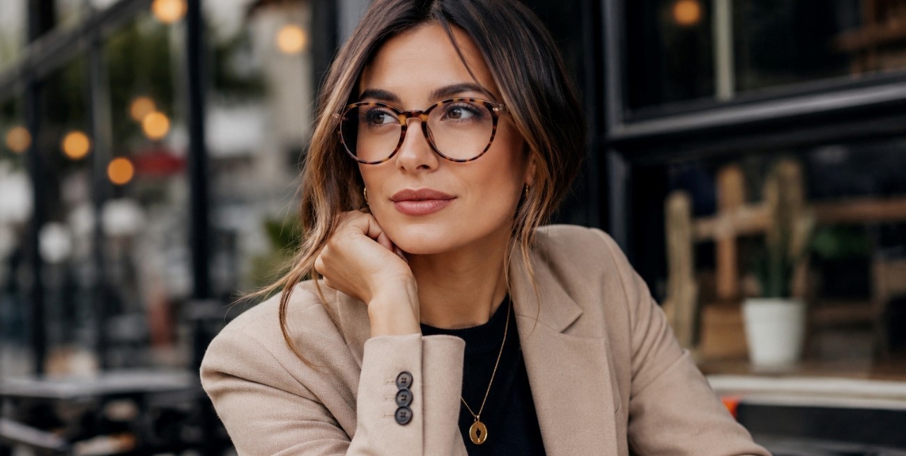 De accesorio funcional a ícono fashion: el furor de las gafas de lectura