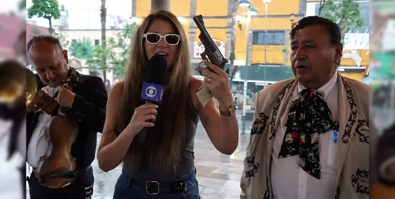 Sorpresa en vivo: un mariachi le entregó un revólver a una periodista brasileña en plena nota