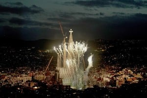 El papa bendijo formalmente la enorme cruz que remata la torre central, una estructura revestida con cristales y 15.000 piezas de cerámica blanca esmaltada que reflejarán la luz solar de día y proyectarán haces lumínicos por las noches. REUTERS/Horaci Garcia    