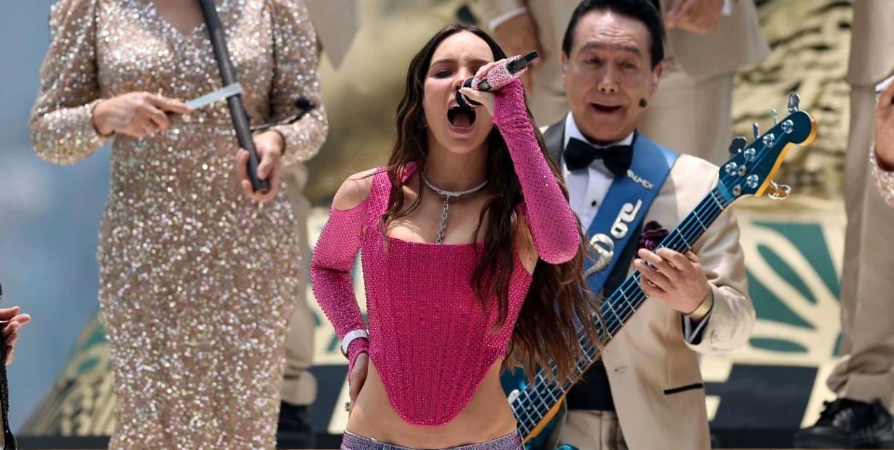 El impactante look de Belinda con 80.000 cristales Swarovski en la gran noche de México