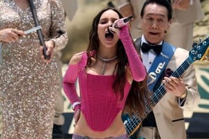 Belinda lució un exclusivo vestuario personalizado, diseñado por el creativo Juan Carlos Plasencia utilizando cristales de la prestigiosa firma Swarovski.