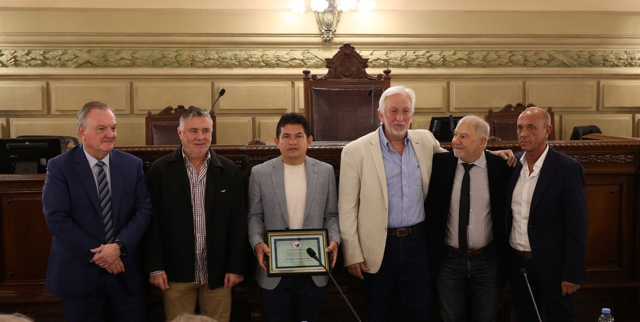 El Senado de Santa Fe reconoció al “Pulga” Rodríguez por su legado deportivo