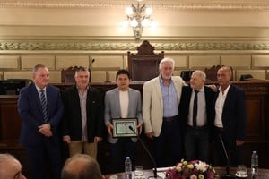 El acto reunió a una importante cantidad de asistentes que colmaron el recinto de la Cámara de Senadores y sus barras, acompañando al homenajeado en una ceremonia cargada de emoción.