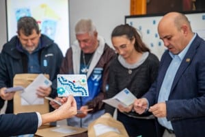Casi 500 cartas para Malvinas: estudiantes de Esperanza homenajearon a los veteranos