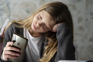 Canadá impulsa un proyecto de ley para prohibir el uso de redes sociales a menores de 16 años.