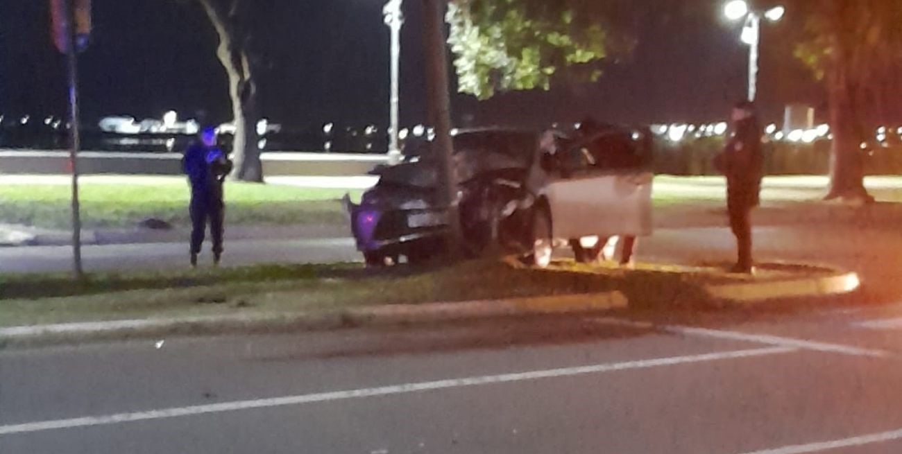 Choque en la Costanera: un automovilista se estrelló contra una columna y dio positivo alcoholemia