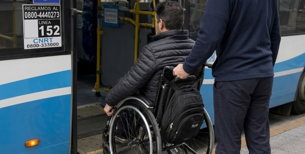 Las personas con discapacidad podrán viajar en trenes y colectivos sin presentar el certificado físico