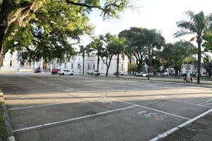 La intención del proyecto es "devolver el espacio, hoy usado para estacionamiento de la Legislatura, a los vecinos", dijo el senador Michlig. Foto: Manuel Fabatía
