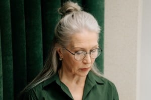 El pelo blanco requiere cuidados específicos.