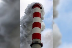 Enormes chimeneas no logran evitar el humo alcance a las ciudades donde se genera energía eléctrica con carbón mineral. En nuestro país su producción siempre fue marginal en la matriz energética. Crédito: Tomasz Wojtasik- EFE