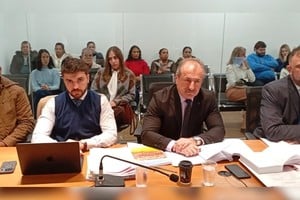 El acusado Carlos Cano junto a su abogados defensores en el inicio del juicio oral en los Tribunales de Reconquista.