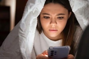 La cantidad de estímulos que recibimos en las redes sociales y las plataformas pueden generar fatiga cognitiva y cerebral