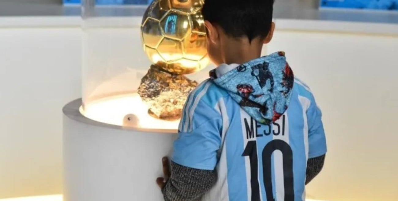 Fiebre mundialista: en julio llegan a Reconquista el Balón de Oro y otros objetos personales de Messi