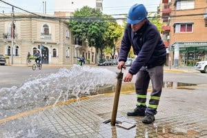 Las tareas de "purgado" sectorizado de las redes permiten eliminar obstrucciones del sistema de distribución, por lo que podrá verse agua saliendo de bocas de hidrantes en algunas esquinas de cada sector de trabajo.