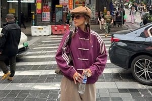 La prenda de origen oriental reapareció con fuerza en colecciones modernas y looks urbanos.