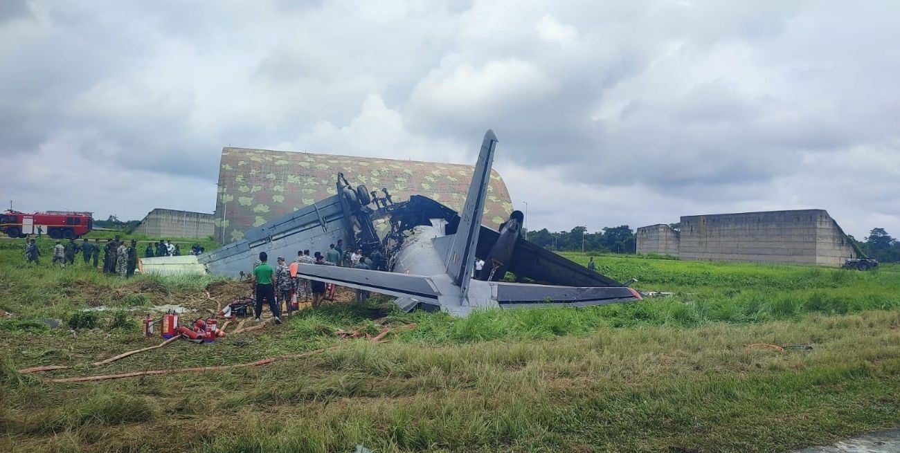 Un avión militar se estrelló en India y murieron cinco soldados